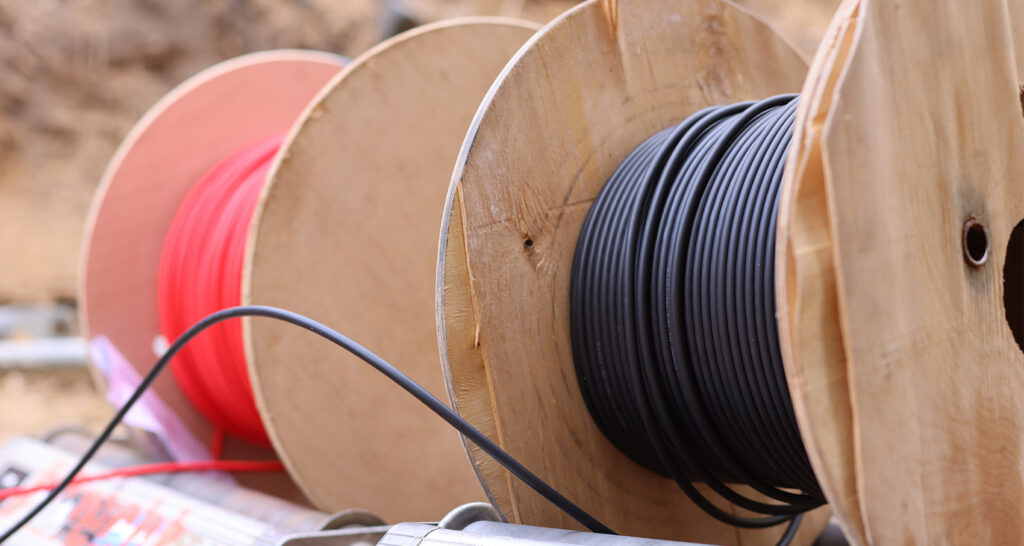 Kabelrollen und Spulen auf der Baustelle für Elektroinstallationsbedarf.