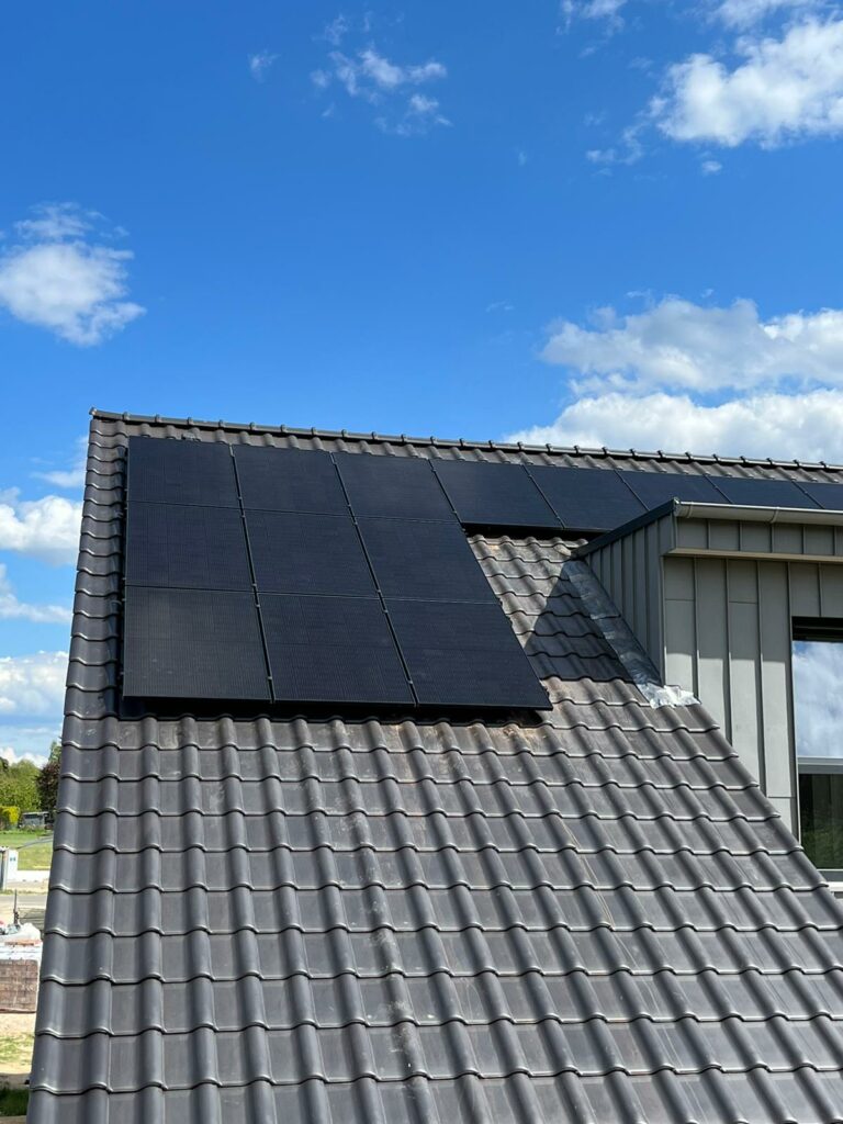 Solarzellen auf einem Einfamilienhaus.